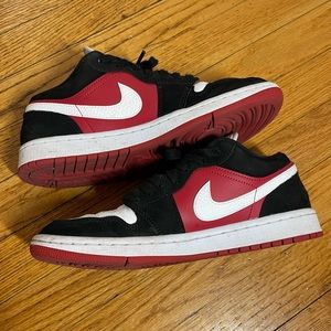 Air Jordan 1 Low’s black white gym red